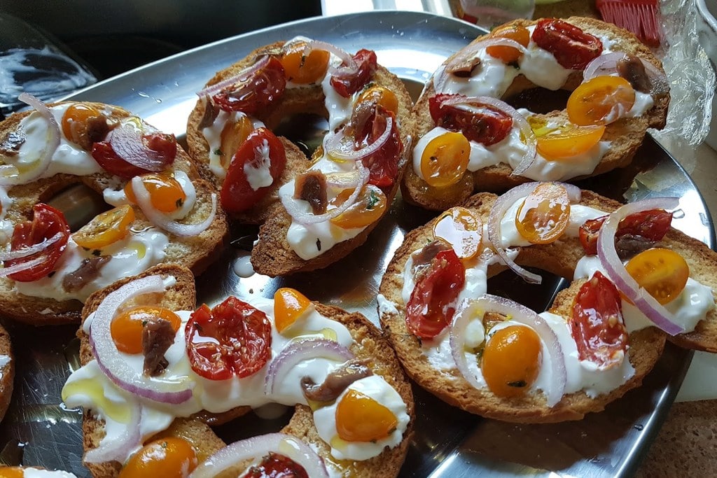 Aperitivo pugliese frisa, burrata, pomodoro